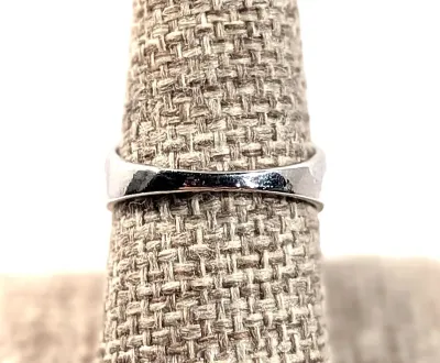 **NEW ARRIVAL** Size 8½ BEIGE OPAQUE Oval Cabochon 4-Prong Stone RING with a 3-Line Band in a Silver Tone (4.2g)