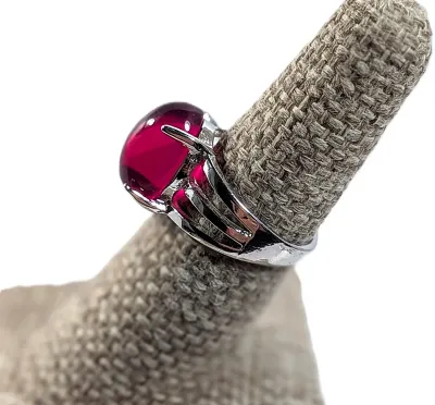 **NEW ARRIVAL** Size 6½ RED GLASS Oval Cabochon 4-Prong Stone RING with a 3-Line Band in a Silver Tone (3.8g)