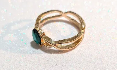 **NEW ARRIVAL** Size 9 GREEN GLASS OVAL STONE RING with "Overlapping" Style Band and Gold Tone Setting (2.1g)