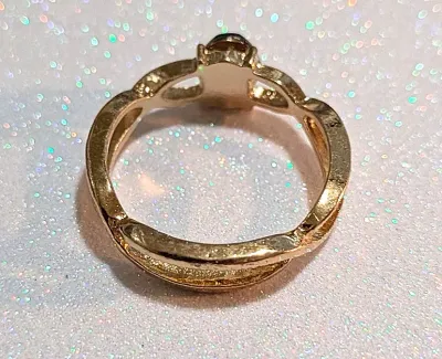 **NEW ARRIVAL** Size 9 GREEN GLASS OVAL STONE RING with "Overlapping" Style Band and Gold Tone Setting (2.1g)