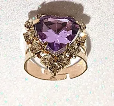 **NEW ARRIVAL** Size 7½ LAVENDER HEART RING with 12 Jeweled Clear Stones Surround on an ADJUSTABLE SPLIT BAND on a Gold Tone Setting (2.4g)