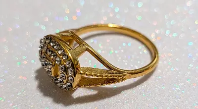 **New Arrival** Size 7¾ Side-View OVAL JEWELED RING with Double Row of Clear Stones and 5 Stones Center on a Gold Tone Setting (2.4g)