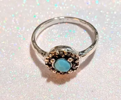 **NEW ARRIVAL** Size 6¾ ACRYLIC Small BLUE ROUND OPAQUE STONE RING with "Dotted" Surround on a Silver Tone Setting (2.2g)