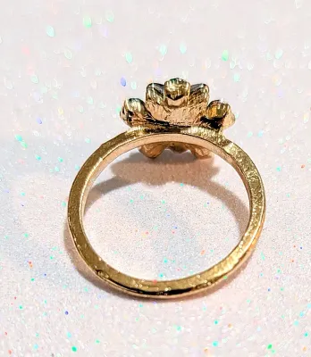 **NEW ARRIVAL** Size 6¾ GREEN ACRYLIC "STAR STONE" RING with a 5 Green Accent Stones Surround with a Gold Tone Band (1.8g)