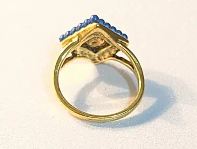 **NEW ARRIVAL** SIZE 7½ Gold Tone Ring with Blue and Tan Accents (3.1g)