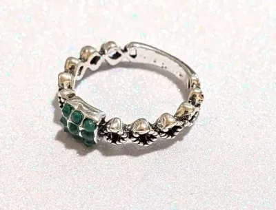 **NEW ARRIVAL** Size 8 GREEN "CHECKERBOARD" STYLE RING with 9 GREEN Stones & "Wraparound Circles" Style Band on a...