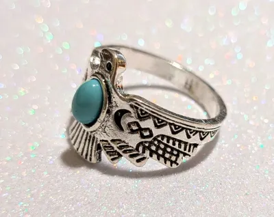 **NEW ARRIVAL** Size 7¼ BLUE TURQUOISE STYLE OVAL STONE RING with "Tribal Eagle" Band on a Silver Tone Setting (2.8g)