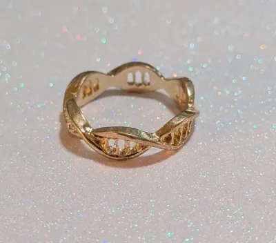 **NEW ARRIVAL** Size 8½ Infinity Style GOLD COLORED "Overlapping Swirls" RING on a GOLD Tone Band (2.4.g)