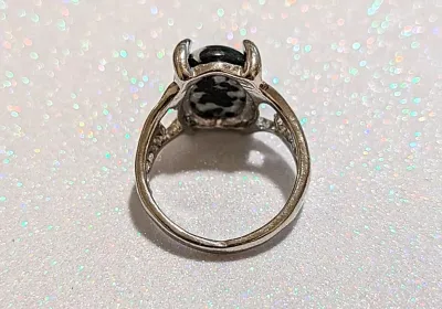 **NEW ARRIVAL** Size 5¼ BLACK & WHITE "Mottled" Oval Cabochon 4-Prong Stone RING with a "CIRCLE in the MIDDLE"...