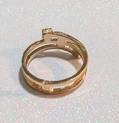 **NEW ARRIVAL** Size 8½ GREEN 3 STONES "LADDER" RING with 3 Bright Green Stones and Gold Tone Setting & Band (2.2g)