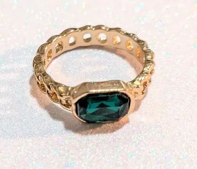 **NEW ARRIVAL** Size 8 Sideways GREEN RECTANGLE GLASS STONE RING in a "Cupped Style" Setting and Gold Tone Band (2.5g)