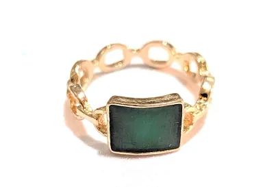 **NEW ARRIVAL** Size 8¾ GREEN RECTANGLE ENAMEL "STONE" RING with a Chain Link Style Setting and Gold Tone Band (2.1g)
