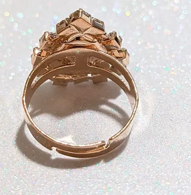 **NEW ARRIVAL** Size 7½ BLUE HEART RING with 12 Jeweled Clear Stones Surround on an ADJUSTABLE SPLIT BAND on a Gold Tone Setting (2.6g)