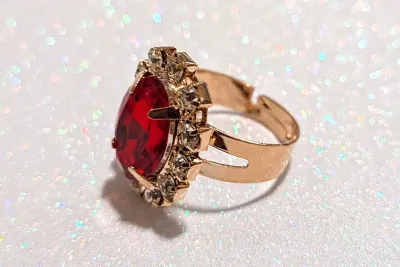 **NEW ARRIVAL** Size 7¼ RED OVAL GLASS STONE RING with 12 Jeweled Clear Stones Surround 4-Pong on an ADJUSTABLE SPLIT BAND on a Gold Tone...