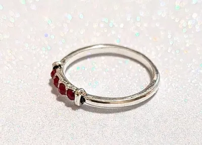 **NEW ARRIVAL** Size 8 Delicate OPAQUE RED STONES RING with 4 Red Stones in a Row Style Band on a Silver Tone Setting (1.4g)