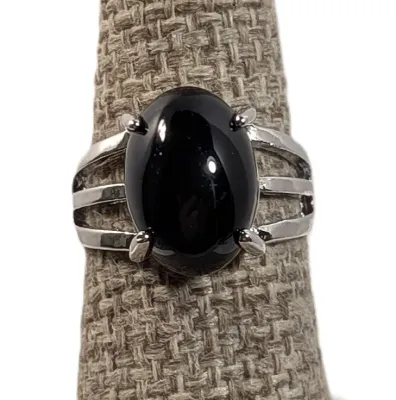 **NEW ARRIVAL** Size 8½ BLACK Oval Cabochon 4-Prong Stone RING with a 3-Line Band in a Silver Tone (4.4g)