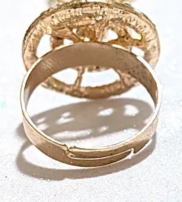 **New Arrival** Size 8¼ CIRCLE OVAL JEWELED RING with Double Row of Clear Stones and Single Stone Center on a Gold Tone Setting (3.3g)