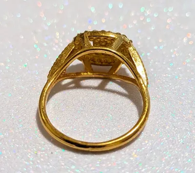 **New Arrival** Size 7¾ Side-View OVAL JEWELED RING with Double Row of Clear Stones and 5 Stones Center on a Gold Tone Setting (2.4g)