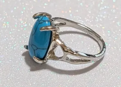 **NEW ARRIVAL** Size 7½ "CRACKLED" BLUE OVAL TURQUOISE STYLE RING with Side "OPEN "Band on a Silver Tone Setting (4.0g)