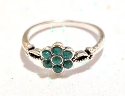 **NEW ARRIVAL** Size 8½ GREEN "FLOWER" STYLE RING with 7 GREEN Stones & "Wraparound Circles" Style Band on a...