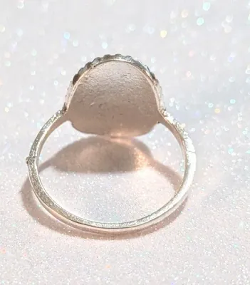 **NEW ARRIVAL** Size 8¾ Small ROUND MAGENTA Stone RING with Silver Colored Oval Graphic Design Setting and Silver Tone Band (2.0g)