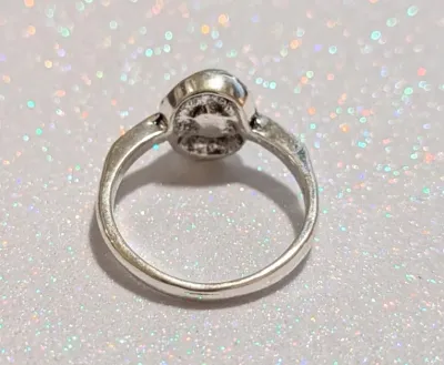 **NEW ARRIVAL** Size 7½ ACRYLIC BLUE OVAL OPAQUE STONE RING with "Dotted" Surround & Band on a Silver Tone Setting (2.9g)