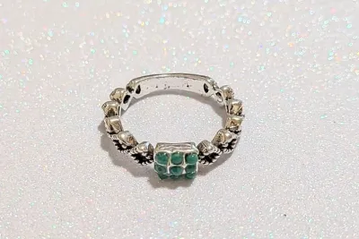 **NEW ARRIVAL** Size 8 GREEN "CHECKERBOARD" STYLE RING with 9 GREEN Stones & "Wraparound Circles" Style Band on a...
