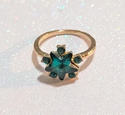 **NEW ARRIVAL** Size 6¾ GREEN ACRYLIC "STAR STONE" RING with a 5 Green Accent Stones Surround with a Gold Tone Band (1.8g)