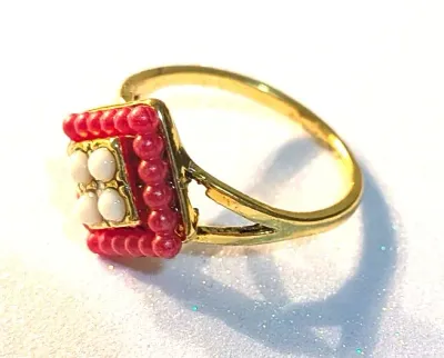 **NEW ARRIVAL** SIZE 10 This Fashion Ring Features a Gold Tone Band and Setting. The Centerpiece is a Diamond-Shaped Design with a Border...