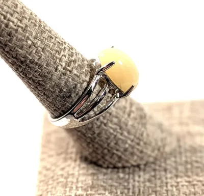 **NEW ARRIVAL** Size 8½ BEIGE OPAQUE Oval Cabochon 4-Prong Stone RING with a 3-Line Band in a Silver Tone (4.2g)
