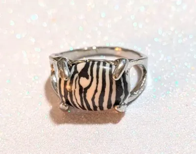 **NEW ARRIVAL** Size 8 SIDEWAYS "ZEBRA" STYLE OVAL CABOCHON "Striped" STONE 4-Prong RING with OPEN SIDE Band on a...