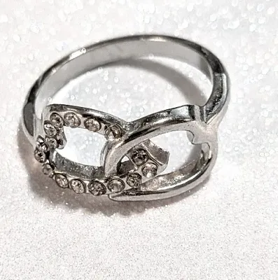 **NEW ARRIVAL** Size 8 Interlocking HEARTS STYLE RING with Clear Stones on a Silver Tone Band (2.2g)