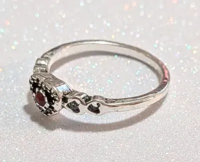 **NEW ARRIVAL** SIZE 8 Silver Tone Heart Ring with Red Stone (1.8g)