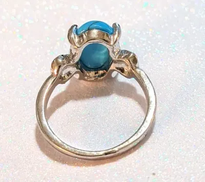 **NEW ARRIVAL** Size 9 BLUE OVAL TURQUOISE-STYLE Cabochon 4-Prong Stone RING3 with a "3 DOTS" Band in a Silver Tone (4.6g)