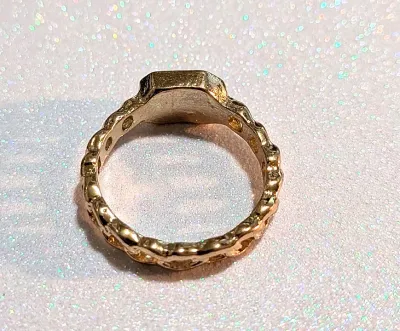 **NEW ARRIVAL** Size 8 Sideways GREEN RECTANGLE GLASS STONE RING in a "Cupped Style" Setting and Gold Tone Band (2.5g)