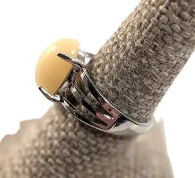 **NEW ARRIVAL** Size 8½ BEIGE OPAQUE Oval Cabochon 4-Prong Stone RING with a 3-Line Band in a Silver Tone (4.2g)