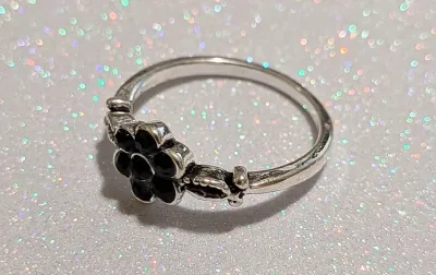 **NEW ARRIVAL** Size 7¾ BLACK "FLOWER" STYLE RING with 7 Black Stones & "Wraparound Circles" Style Band on a...
