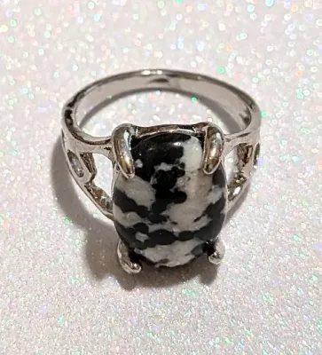 **NEW ARRIVAL** Size 5¼ BLACK & WHITE "Mottled" Oval Cabochon 4-Prong Stone RING with a "CIRCLE in the MIDDLE"...