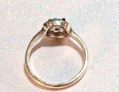**NEW ARRIVAL** Size 6¾ ACRYLIC Small BLUE ROUND OPAQUE STONE RING with "Dotted" Surround on a Silver Tone Setting (2.2g)