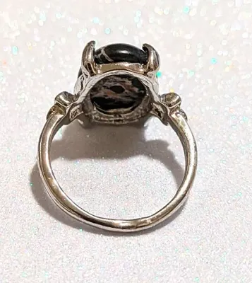 **NEW ARRIVAL** Size 5¼ BLACK & BEIGE "Mottled" Oval Cabochon 4-Prong Stone RING with a "3 PETALS" Band in a...