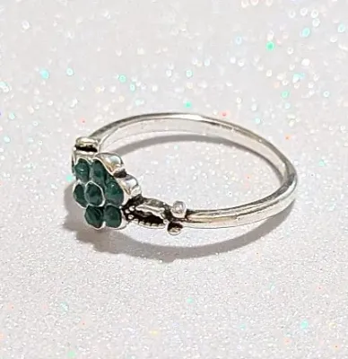 **NEW ARRIVAL** Size 8½ GREEN "FLOWER" STYLE RING with 7 GREEN Stones & "Wraparound Circles" Style Band on a...