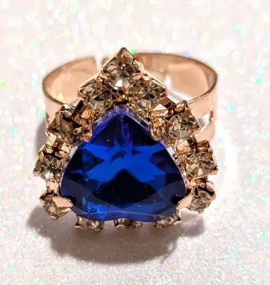 **NEW ARRIVAL** Size 7½ BLUE HEART RING with 12 Jeweled Clear Stones Surround on an ADJUSTABLE SPLIT BAND on a Gold Tone Setting (2.6g)