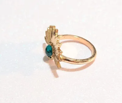 **NEW ARRIVAL** Size 7¾ GREEN "Spikey" SUN RING with Green Round Glass Stone on a Gold Tone Band (3.5g)