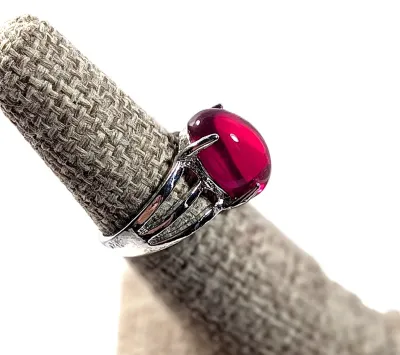 **NEW ARRIVAL** Size 6½ RED GLASS Oval Cabochon 4-Prong Stone RING with a 3-Line Band in a Silver Tone (3.8g)
