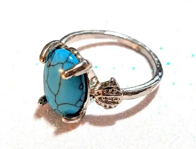 **NEW ARRIVAL** Size 8½ BLUE CRACKLED Oval Cabochon 4-Prong Stone RING with a "3 DOTS" Band in a Silver Tone (3.4g)