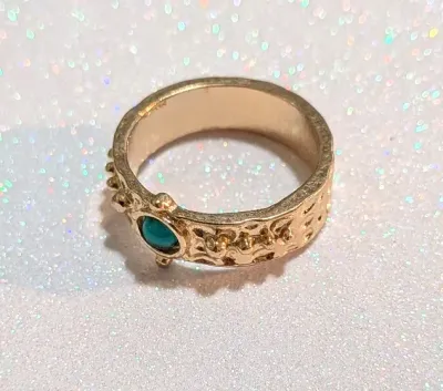 **NEW ARRIVAL** Size 7½ Small ROUND GREEN GLASS STONE RING with a Dimpled Setting and Gold Tone Band (3.7g)