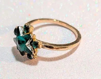 **NEW ARRIVAL** Size 6¾ GREEN ACRYLIC "STAR STONE" RING with a 5 Green Accent Stones Surround with a Gold Tone Band (1.8g)