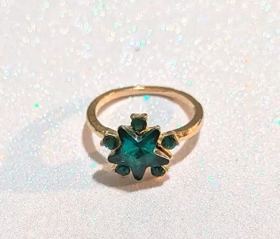 **NEW ARRIVAL** Size 6¾ GREEN ACRYLIC "STAR STONE" RING with a 5 Green Accent Stones Surround with a Gold Tone Band (1.8g)