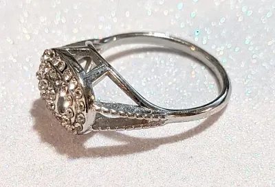 **NEW ARRIVAL** Size 8 Lots of CLEAR STONES OVAL STYLE RING with 5 Stones Center on a Silver Tone Setting (2.4g)