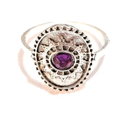 **NEW ARRIVAL** Size 8¾ Small ROUND MAGENTA Stone RING with Silver Colored Oval Graphic Design Setting and Silver Tone Band (2.0g)